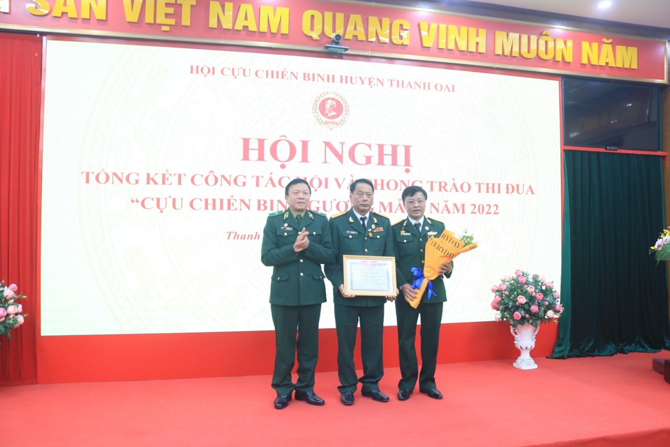 Chủ tịch Hội CCB TP H&agrave; Nội L&ecirc; Như Đức trao tặng Bằng khen T.Ư Hội CCB Việt Nam cho Hội CCB huyện Thanh Oai.