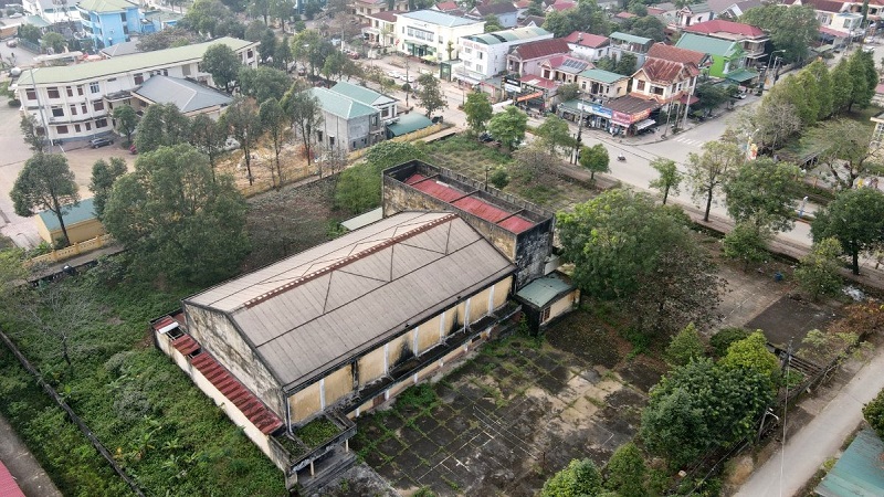 Nằm ngay trung t&acirc;m thị trấn Hồ X&aacute;, huyện Vĩnh Linh, Nh&agrave; thiếu nhi huyện hư hỏng, xuống cấp nhiều năm nay.