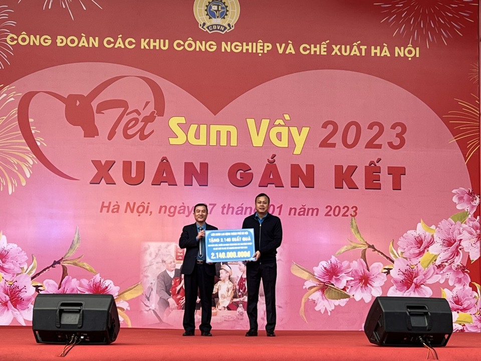 Chủ tịch LĐLĐ TP H&agrave; Nội Phạm Quang Thanh trao hỗ trợ tại Tết sum vầy