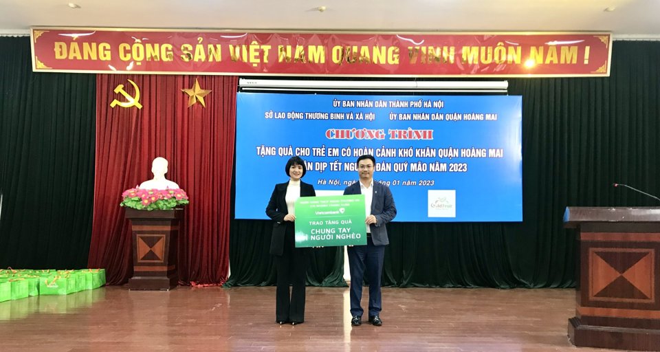 Gi&aacute;m đốc Ng&acirc;n h&agrave;ng Vietcombank Chi nh&aacute;nh Thanh Xu&acirc;n L&ecirc; Huy Ho&agrave;ng trao biển tượng trưng trao tặng qu&agrave; cho Gi&aacute;m đốc&nbsp;Trung t&acirc;m C&ocirc;ng t&aacute;c x&atilde; hội v&agrave; Quỹ Bảo trợ trẻ em H&agrave; Nội Kiều Thị Hương. Ảnh: Oanh Trần.