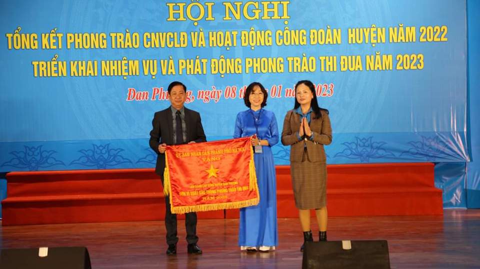 Ph&oacute; Chủ tịch LĐLĐ TP H&agrave; Nội Phạm B&aacute; Vĩnh trao cờ Thi đua đơn vị xuất sắc của UBND TP cho LĐLĐ huyện Đan Phượng