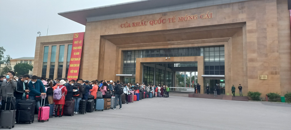 Công dân Trung Quốc xếp hàng chờ làm thủ tục tại cửa khẩu Quốc tế Móng Cái để về nước, ngày 8/1. Ảnh: Nguyễn Quang
