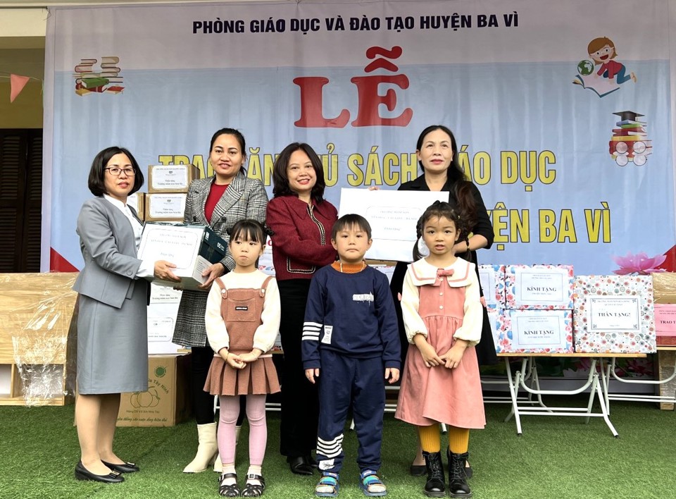 Hiệu trưởng trường Mầm non Yên Hòa Nguyễn Thị Minh Nguyệt trao tặng sách cho trường Mầm non Cẩm Lĩnh B