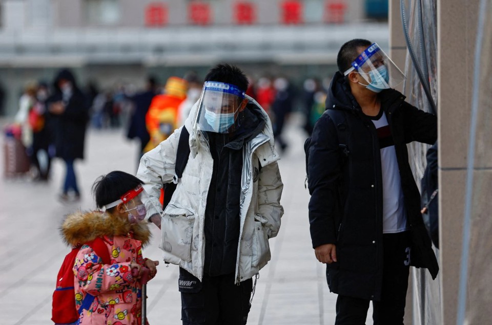 Người dân đeo khẩu trang vàoNhà ga Bắc Kinh,trong bối cảnh du lịch lễ hội mùa Xuân cao điểm bắt đầu. Ảnh: Reuters