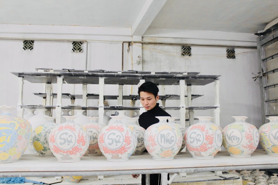 Anh Nguyễn Ch&iacute; Cường, chủ cơ sở sản xuất Cường Anh kiểm tra sản phẩm trước khi đưa v&agrave;o l&ograve; nung