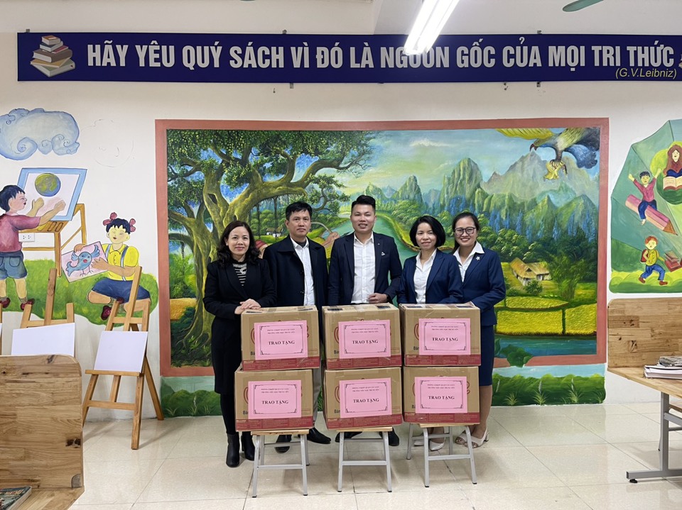 2.	Phó Hiệu trưởng trường Tiểu học Nam Trung Yên Hoàng Thu Hằng trao tặng 1.000 cuốn sách cho trường Tiểu học Cẩm Lĩnh