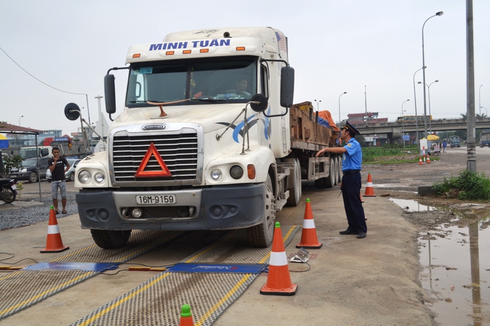 Kiểm tra trọng tải đối với xe hàng tại một trạm cân ở huyện Thường Tín. Ảnh: Công Hùng