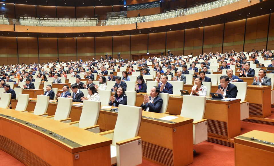 Quốc hội nhất trí tiếp tục thực hiện một số chính sách trong phòng, chống dịch