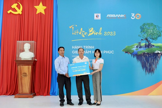 B&agrave; Nguyễn Thị Hương - PTGD ABBANK trao biển tặng 10.000 c&acirc;y xanh