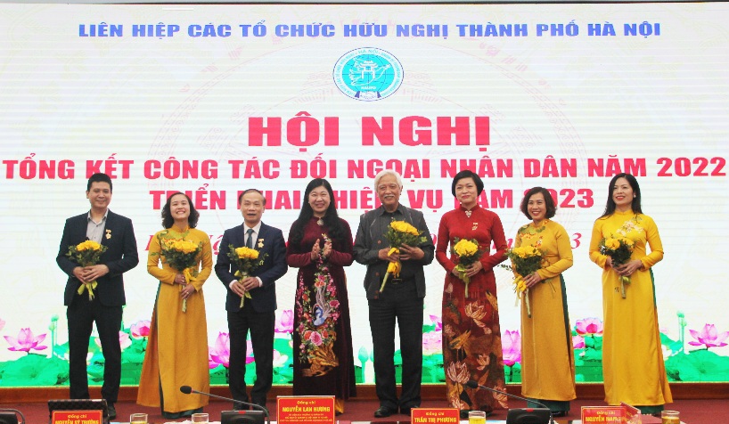 Chủ tịch Ủy ban MTTQ Việt Nam TP H&agrave; Nội Nguyễn Lan Hương trao Kỷ niệm chương ''V&igrave; h&ograve;a b&igrave;nh hữu nghị giữa c&aacute;c d&acirc;n tộc'' của cho 7 đồng ch&iacute;