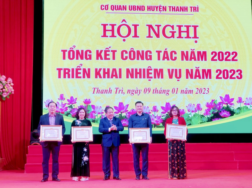 Chủ tịch UBND huyện Thanh Tr&igrave;&nbsp;Nguyễn Tiến Cường trao giấy khen cho 4 chi bộ ho&agrave;n th&agrave;nh xuất sắc nhiệm vụ&nbsp;