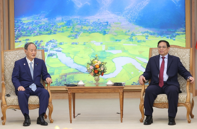 Thủ tướng đề nghị nguy&ecirc;n Thủ tướng Suga Yoshihide ủng hộ triển khai những thỏa thuận giữa Thủ tướng hai nước như cung cấp ODA thế hệ mới cho Việt Nam. Ảnh: VGP