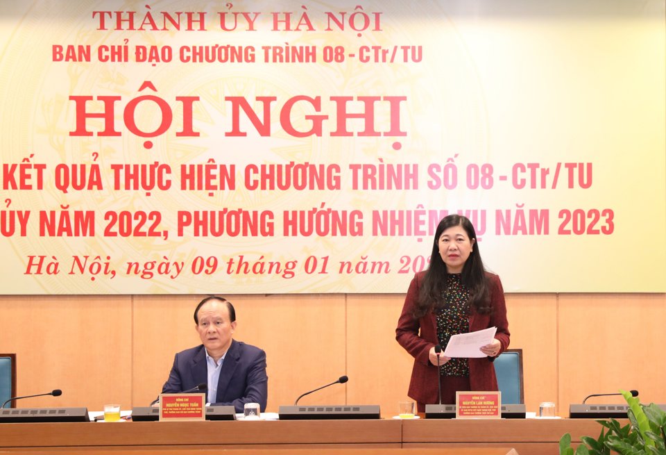 Chủ tịch Ủy ban MTTQ Việt Nam TP H&agrave; Nội Nguyễn Lan Hương điều h&agrave;nh Hội nghị&nbsp;