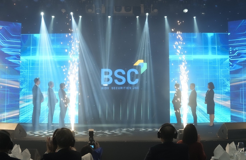 Đai diện kh&aacute;ch mời v&agrave; l&atilde;nh đạo BIDV, BSC thực hiện nghi thức ra mắt Nhận diện thương hiệu mới của BSC