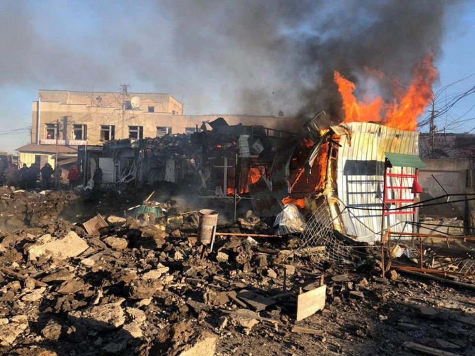 Một t&ograve;a nh&agrave; đổ n&aacute;t sau cuộc tấn c&ocirc;ng t&ecirc;n lửa ở mi&ecirc;n Đ&ocirc;ng Ukraine. Ảnh: Reuters &nbsp;