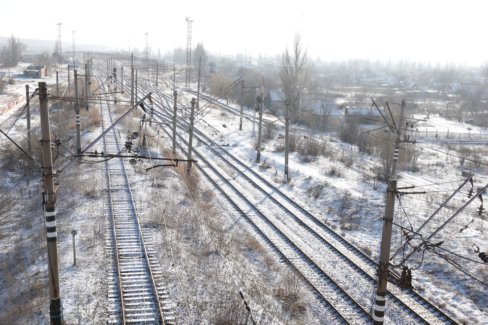 To&agrave;n cảnh c&aacute;c tuyến đường sắt khi Nga tiếp tục tấn c&ocirc;ng Ukraine, ng&agrave;y 9/1/2023. Ảnh: Reuters &nbsp;