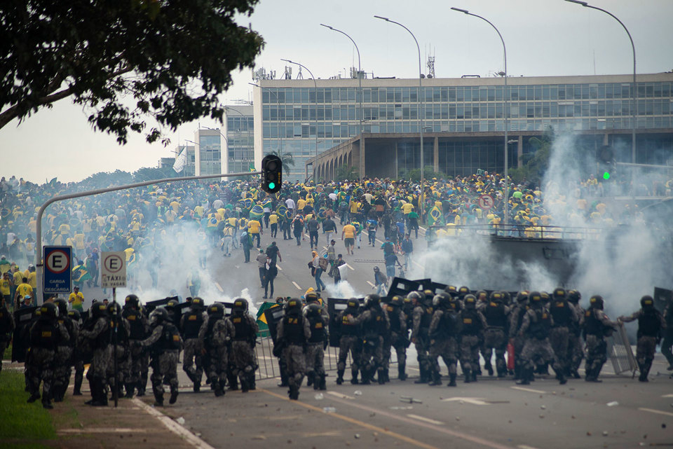 Những người ủng hộ cựu Tổng thống Brazil Bolsonaro đụng độ với c&aacute;c nh&acirc;n vi&ecirc;n thực thi ph&aacute;p luật h&ocirc;m 8/1. Ảnh: AP