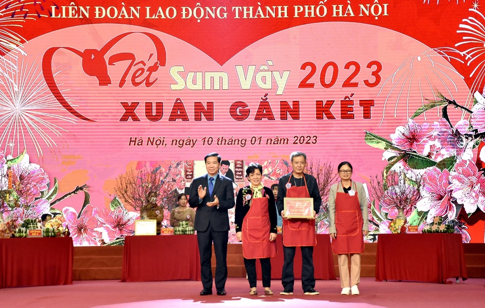 Phó Chủ tịch LĐLĐ TP  Hà Nội Nguyễn Huy Khánh trao giải Nhất cho đội đoạt giải trong phần thi gói bánh chưng