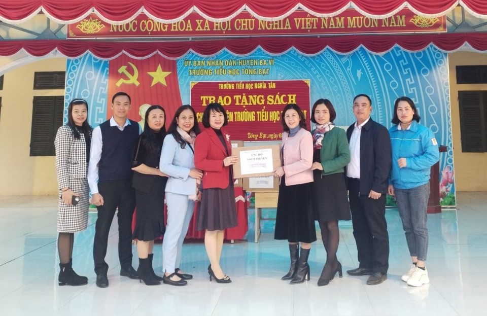 Hiệu trưởng trường Tiểu học Nghĩa T&acirc;n Nguyễn Thị B&iacute;ch Nga trao tặng s&aacute;ch cho thư viện trường Tiểu học T&ograve;ng Bạt.