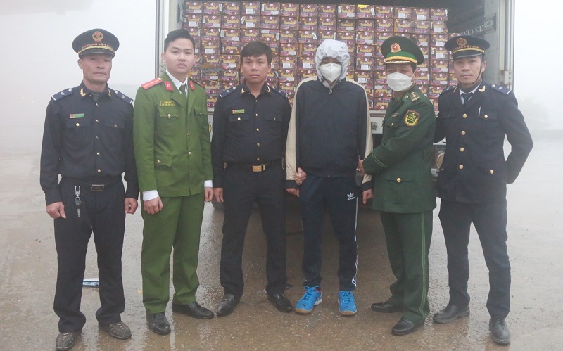 Lực lượng chức năng ph&aacute;t hiện, bắt giữ Đỗ Minh Tuấn khi đang vận chuyển 118 hộp ph&aacute;o hoa nổ, loại 36 quả c&oacute; trọng lượng 130kg qua Cửa khẩu Quốc tế Cầu Treo.