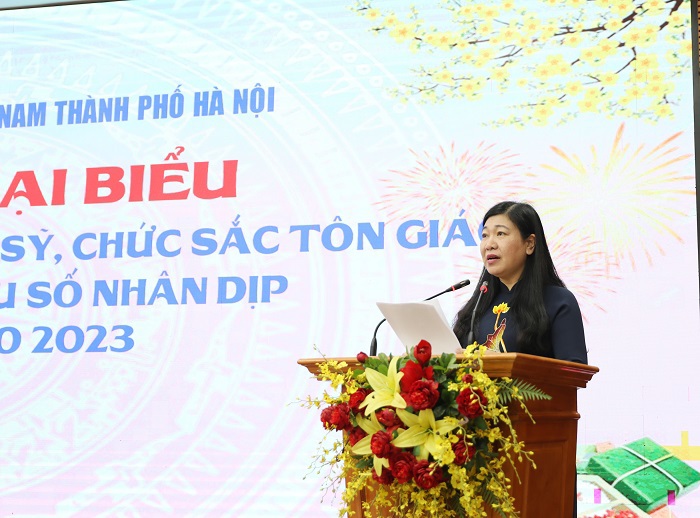 Chủ tịch Ủy ban MTTQ Việt Nam TP H&agrave; Nội Nguyễn Lan Hương ph&aacute;t biểu tại buổi gặp mặt &nbsp;