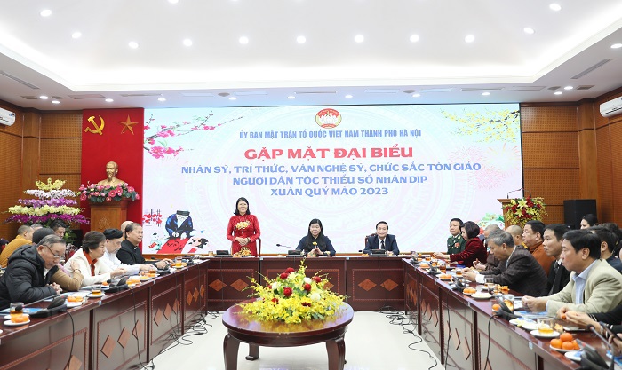Ph&oacute; Chủ tịch Ủy ban MTTQ Việt Nam TP H&agrave; Nội Nguyễn Thị Kim Dung ph&aacute;t biểu tại buổi gặp mặt