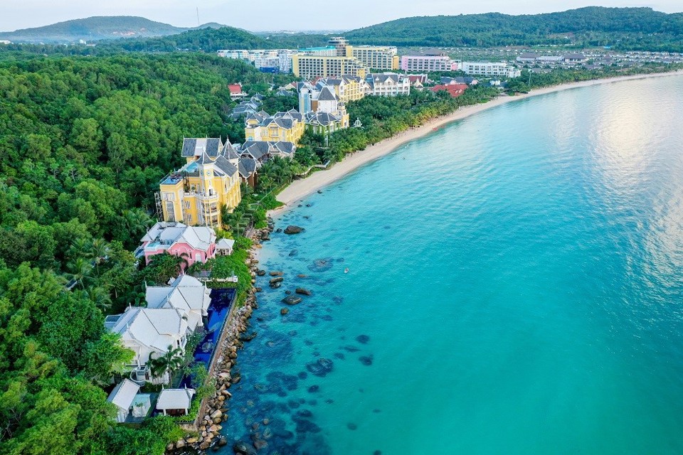 B&ecirc;n B&atilde;i Kem tr&aacute;c tuyệt l&agrave; những khu nghỉ dưỡng đẳng cấp như JW Marriott Phu Quoc Emerald Bay, New World Phu Quoc Resort&hellip;