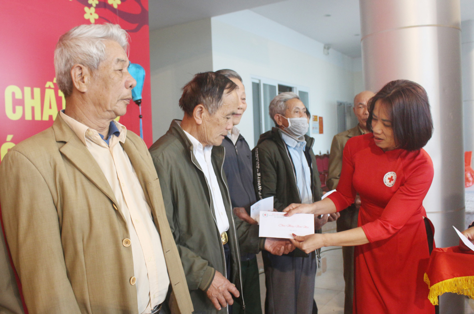 Chủ tịch Hội Chữ thập đỏ huyện Đan Phượng B&ugrave;i Thị Minh Nguyệt trao qu&agrave; Tết cho người c&oacute; ho&agrave;n cảnh đặc biệt kh&oacute; khăn.