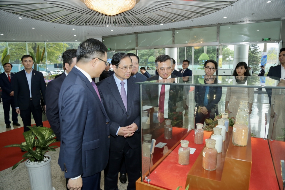 Thủ tướng Ch&iacute;nh phủ Phạm Minh Ch&iacute;nh nghe giới thiệu về c&aacute;c sản phẩm lĩnh vực lọc ho&aacute; dầu.