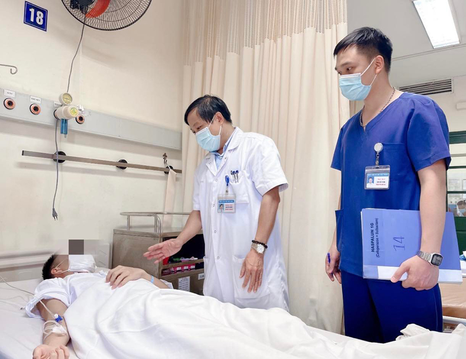 B&aacute;c sĩ bệnh viện Hữu nghị Việt Đức thăm kh&aacute;m một trường hợp sau phẫu thuật xoắn tinh ho&agrave;n.