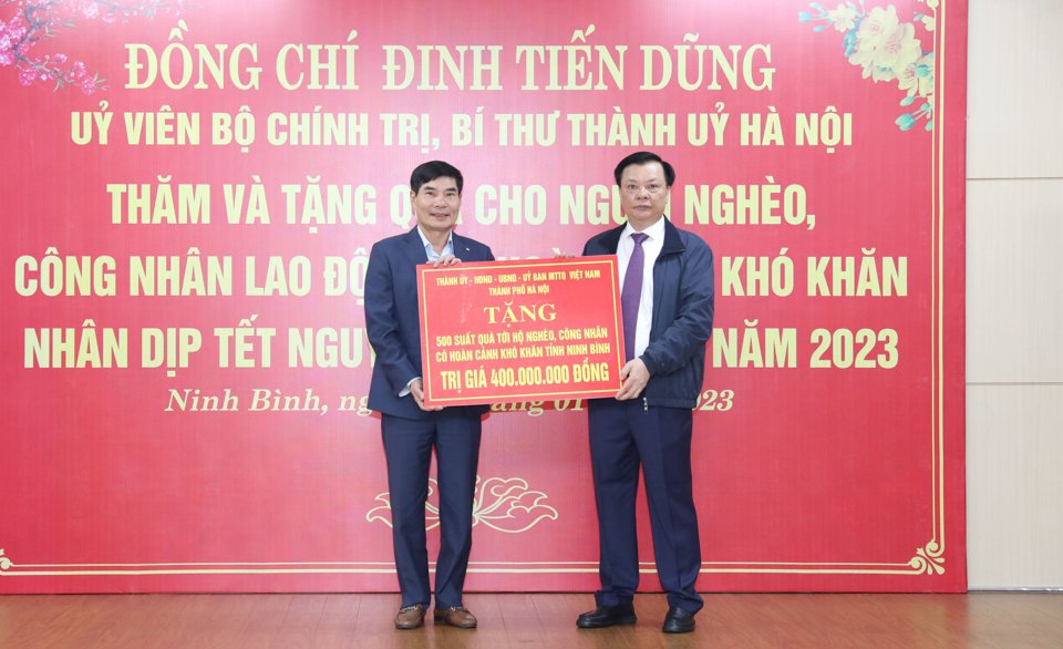 B&iacute; thư Th&agrave;nh ủy H&agrave; Nội Đinh Tiến Dũng đ&atilde; trao tặng 500 suất qu&agrave; Tết của th&agrave;nh phố H&agrave; Nội với tổng trị gi&aacute; 400 triệu đồng đến c&aacute;c hộ ngh&egrave;o v&agrave; c&ocirc;ng nh&acirc;n lao động c&oacute; ho&agrave;n cảnh kh&oacute; khăn tr&ecirc;n địa b&agrave;n tỉnh Ninh B&igrave;nh.