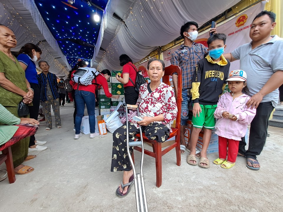 M&oacute;n qu&agrave; tết rất ấm l&ograve;ng với b&agrave; Danh Thị Tựa, người Khmer ở H&ograve;n S&oacute;c. Nhưng &yacute; nghĩa hơn khi được gặp Chủ tịch nước c&ugrave;ng tham dự "Tết nghĩa t&igrave;nh với b&agrave; con"