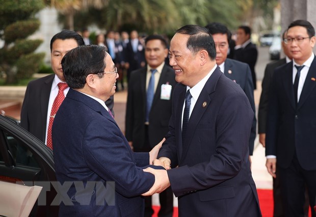 Thủ tướng L&agrave;o Sonexay Siphandone đ&oacute;n Thủ tướng Phạm Minh Ch&iacute;nh. (Ảnh: Dương Giang/TTXVN)