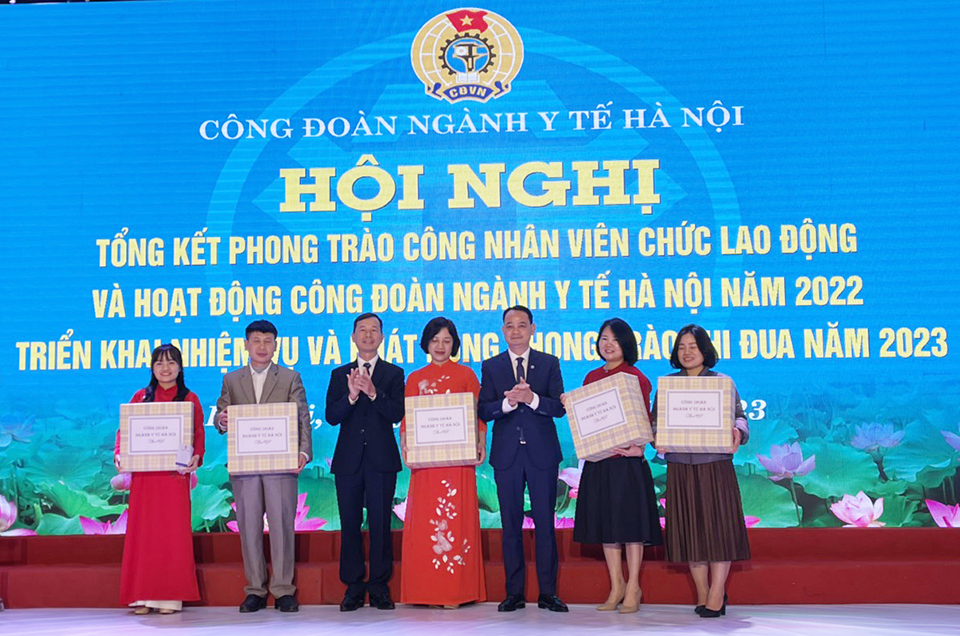 Trao thưởng phần thi &ldquo;Tết sum vầy&rdquo;.