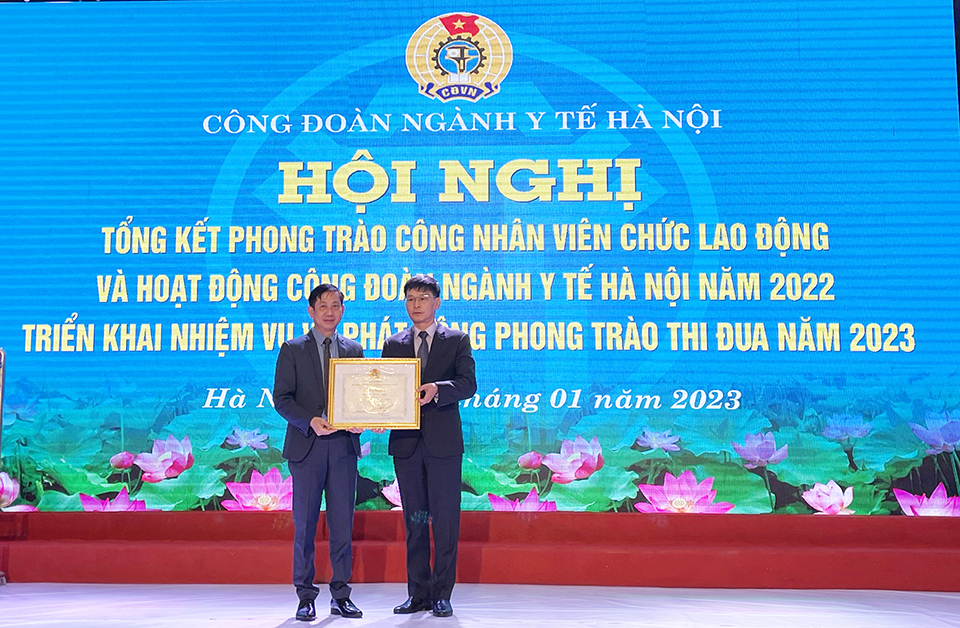 Ph&oacute; Gi&aacute;m đốc Sở Y tế H&agrave; Nội Vũ Cao Cương được nhận Bằng khen của Tổng LĐLĐ Việt Nam.