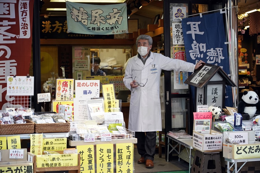 C&aacute;c hiệu thuốc ở Tokyo v&agrave; c&aacute;c nơi kh&aacute;c ở Nhật Bản đang được y&ecirc;u cầu ngăn chặn việc t&iacute;ch trữ thuốc kh&ocirc;ng k&ecirc; đơn.&nbsp; Ảnh: EPA