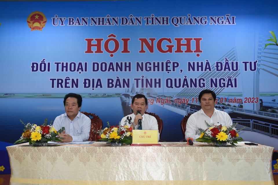 &Ocirc;ng Đặng Văn Minh (giữa)- Chủ tịch UBND tỉnh Quảng Ng&atilde;i chủ tr&igrave; hội nghị.