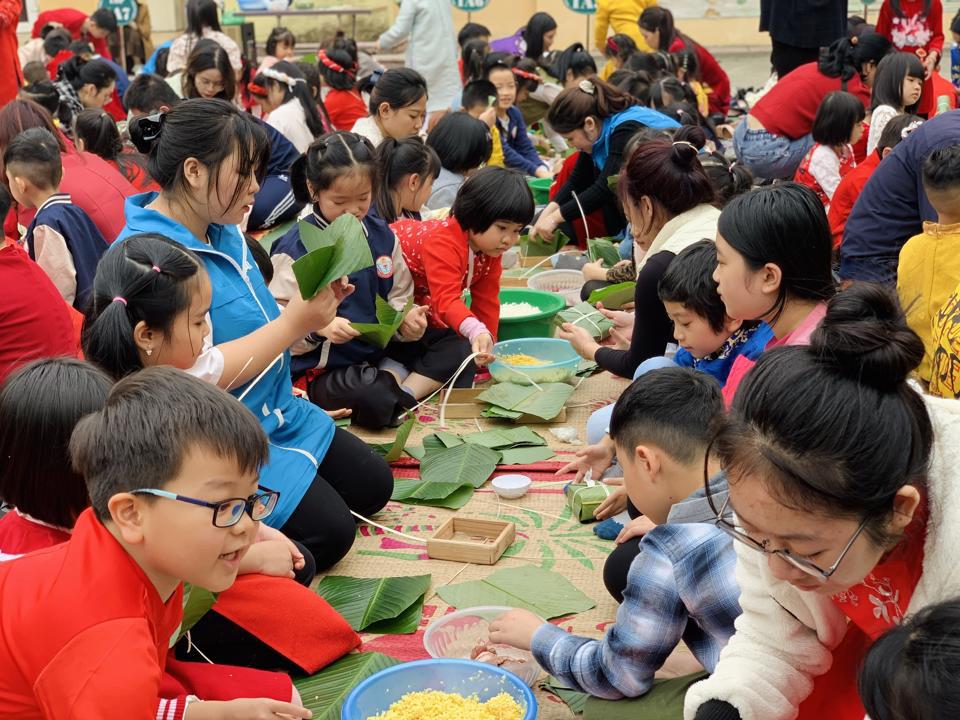 Học sinh trường Tiểu học Trung Yên, quận Cầu Giấy hào hứng với Lễ hội gói bánh chưng. Ảnh: Nam Du