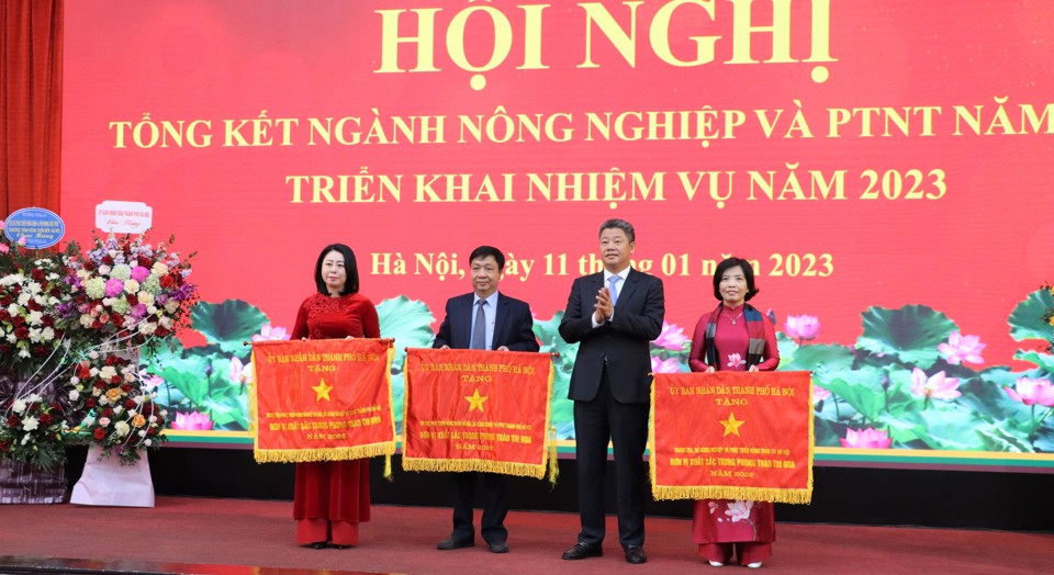 Ph&oacute; Chủ tịch UBND TP H&agrave; Nội Nguyễn Mạnh Quyền trao tặng Cờ thi đua xuất sắc TP cho 3 tập thể. Ảnh: &Aacute;nh Ngọc&nbsp;