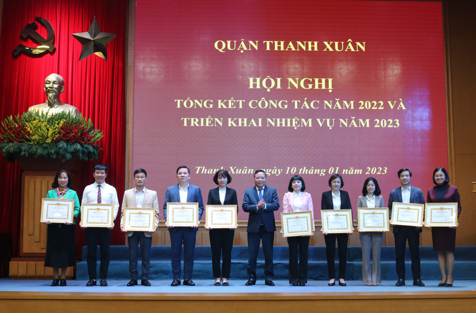 Phó Bí thư Thành ủy Nguyễn Văn Phong trao Giấy khen cho các đơn vị hoàn thành xuất sắc nhiệm vụ.