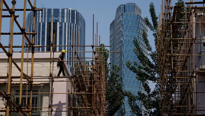 Một t&ograve;a nh&agrave; chung cư ở Bắc Kinh đang được x&acirc;y dựng v&agrave;o th&aacute;ng 7/2022. Ảnh: Reuters
