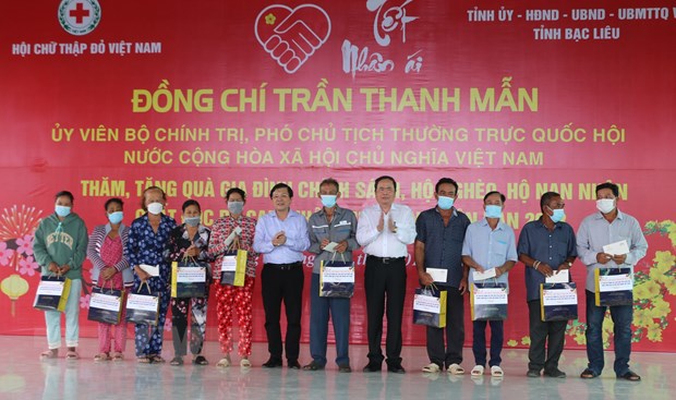 Ph&oacute; Chủ tịch Thường trực Quốc hội Trần Thanh Mẫn trao 50 suất qu&agrave; tại Chương tr&igrave;nh Tết nh&acirc;n &aacute;i lần thứ I-Xu&acirc;n Qu&yacute; M&atilde;o 2023 diễn ra ở x&atilde; Hưng Hội, huyện Vĩnh Lợi, tỉnh&nbsp;Bạc Li&ecirc;u.