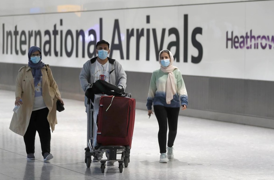 H&agrave;nh kh&aacute;ch đi bộ qua khu vực kh&aacute;ch quốc tế của Nh&agrave; ga số 5 tại S&acirc;n bay Heathrow ở London, Anh, ng&agrave;y 2/8/2021. Ảnh: Reuters.&nbsp;