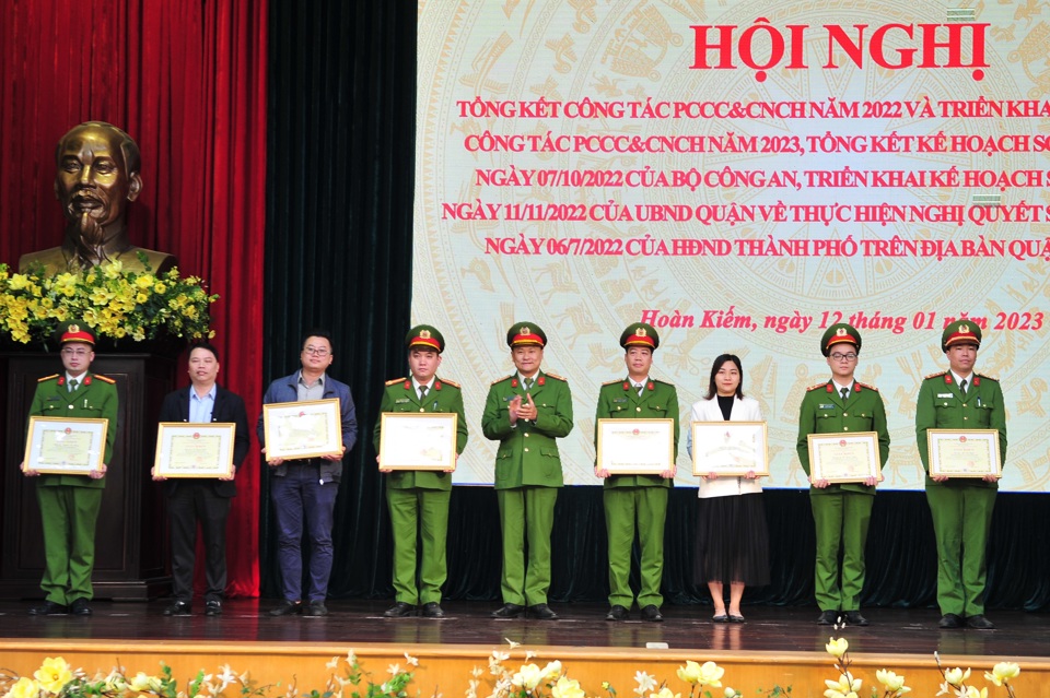 Thượng t&aacute; Ho&agrave;ng Trung Ki&ecirc;n, Ph&oacute; Trưởng C&ocirc;ng an quận Ho&agrave;n Kiếm trao giấy khen của Chủ tịch UBND quận Ho&agrave;n Kiếm cho cho c&aacute;c c&aacute; nh&acirc;n c&oacute; th&agrave;nh t&iacute;ch xuất sắc trong triển khai thực hiện kế hoạch số 513