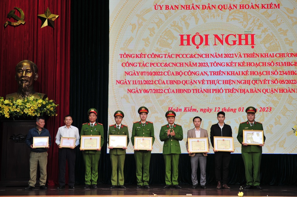 Thượng t&aacute; Ho&agrave;ng Trung Ki&ecirc;n, Ph&oacute; Trưởng C&ocirc;ng an quận Ho&agrave;n Kiếm trao giấy khen của Chủ tịch UBND quận Ho&agrave;n Kiếm cho cho c&aacute;c c&aacute; nh&acirc;n c&oacute; th&agrave;nh t&iacute;ch xuất sắc trong triển khai thực hiện kế hoạch số 513