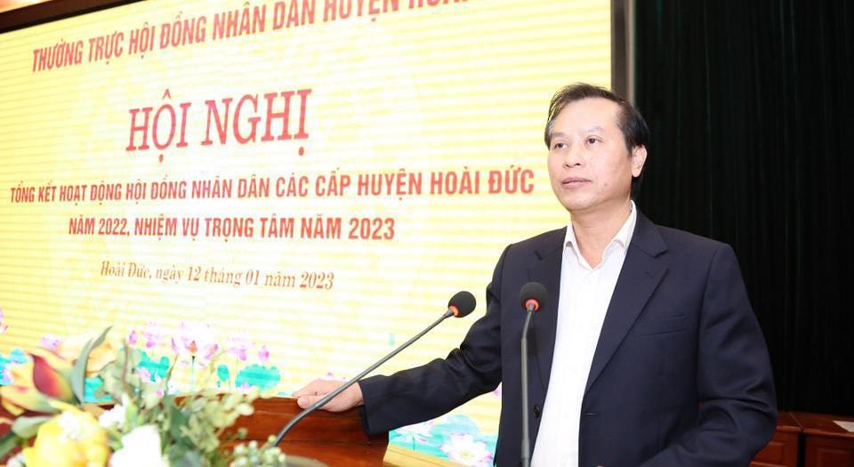 Ph&oacute; Chủ tịch HĐND huyện Ho&agrave;i Đức Nguyễn Đăng Sơn ph&aacute;t biểu tại hội nghị