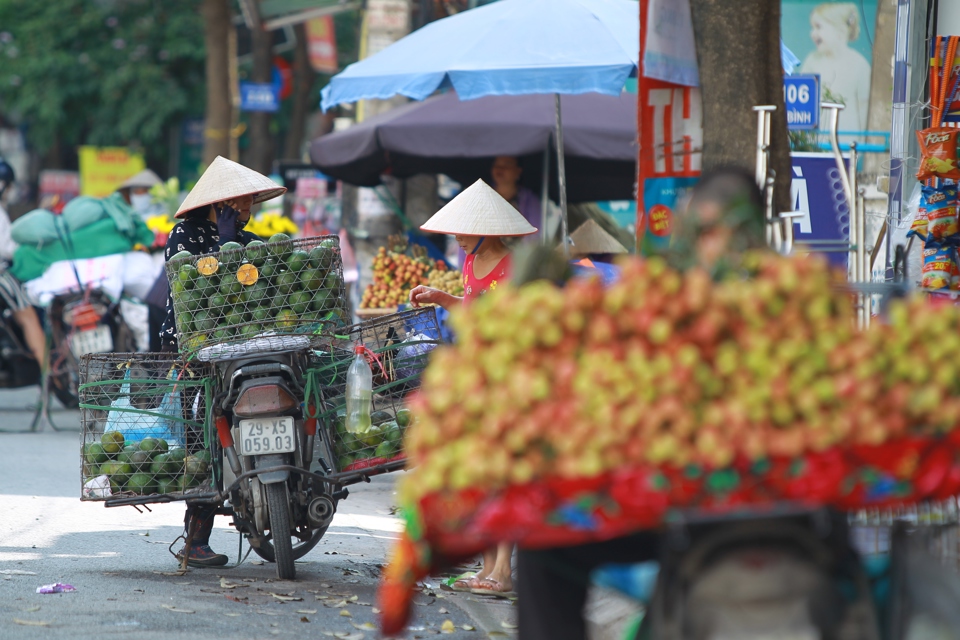 Điểm kinh doanh trái cây lấn chiếm lòng đường, vỉa hè trên đường Hồ Tùng Mậu, quận Bắc Từ Liêm. Ảnh: Công Hùng