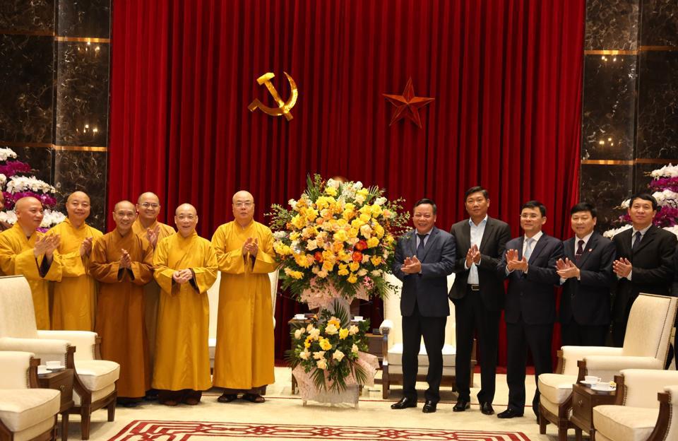 Đoàn đại biểu T.Ư Giáo hội Phật giáo Việt Nam chúc mừng Thành phố nhân dịp chuẩn bị đón Xuân Quý Mão 2023. Ảnh: Trần Long