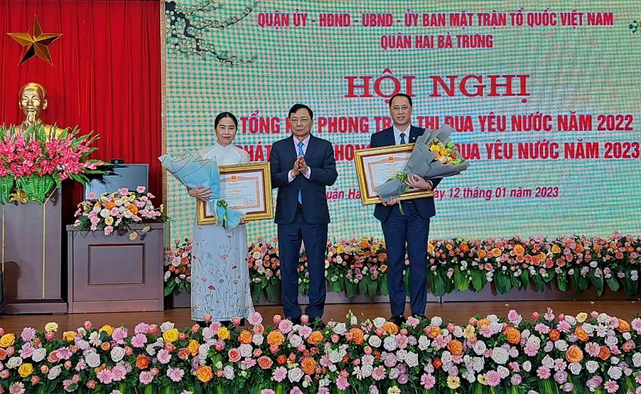 B&iacute; thư Quận ủy Hai B&agrave; Trưng Nguyễn Văn Nam trao&nbsp;Bằng khen của Thủ tướng Ch&iacute;nh phủ cho Trưởng Ph&ograve;ng T&agrave;i ch&iacute;nh Kế hoạch quận-nguy&ecirc;n Chủ tịch UBND phường Vĩnh Tuy Đỗ Phương Nga v&agrave; Ch&aacute;nh Văn ph&ograve;ng Quận ủy Trịnh Xu&acirc;n Cường