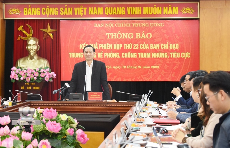 Ph&oacute; Trưởng Ban Nội ch&iacute;nh Trung ương Nguyễn Th&aacute;i Học th&ocirc;ng tin tại cuộc họp b&aacute;o